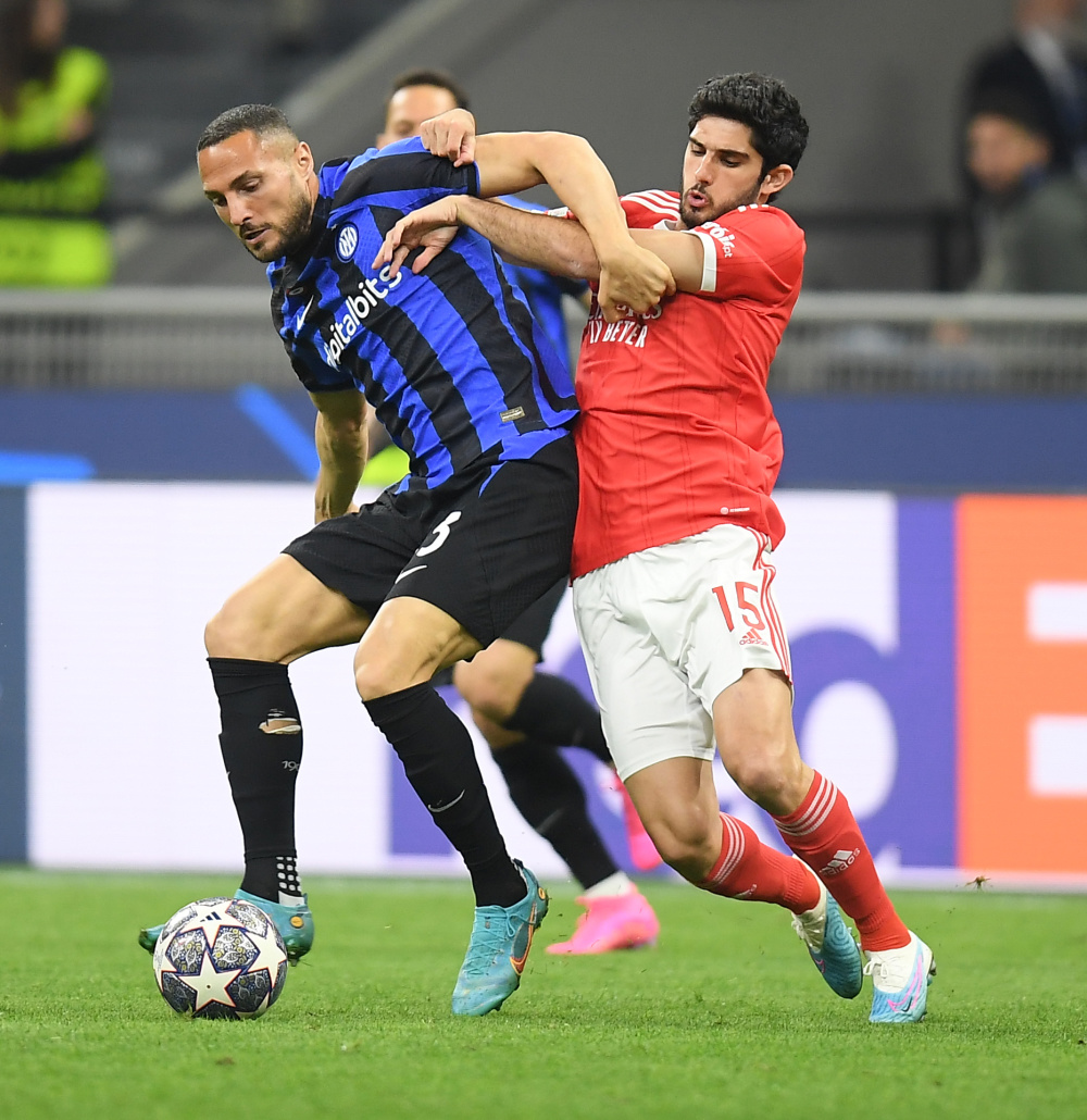 多特4-0十人黄潜，吉拉西双响，阿德耶米、斯文松建功，法比奥-席尔瓦失点（十人黄潜遭多特4-0横扫：吉拉西梅开二度，阿德耶米、斯文松破门，法比奥-席尔瓦点球失手）