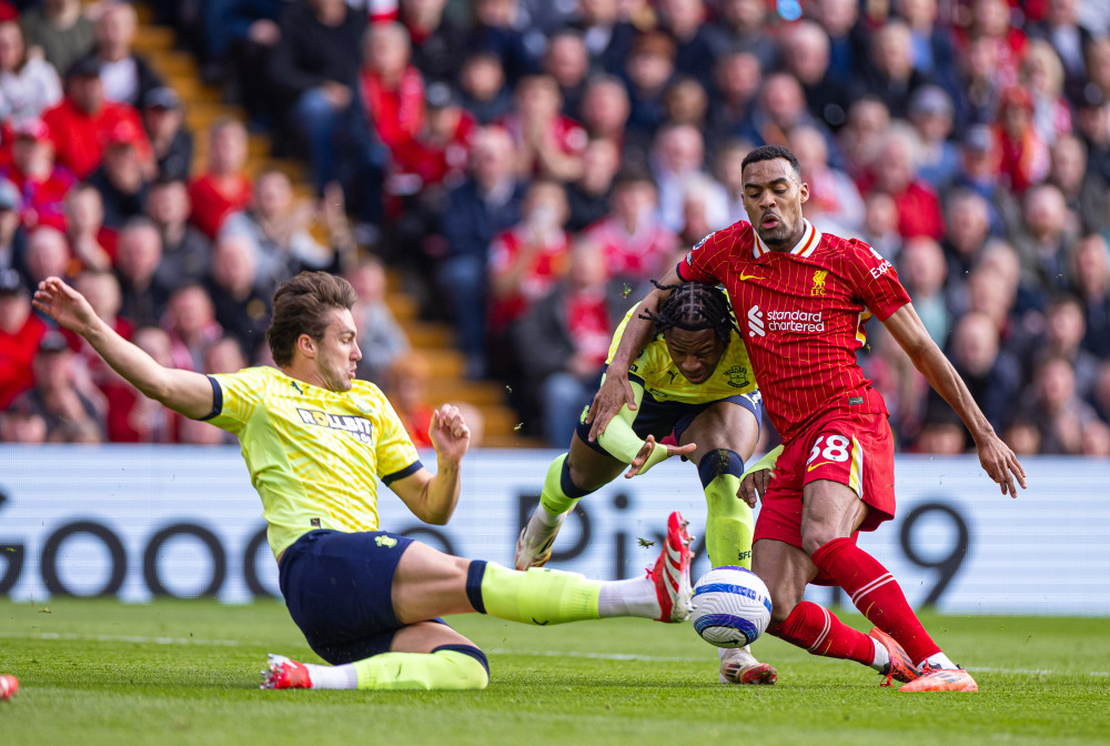 我晒干了沉默！河南后卫周缘德晒与网红田一名合影（打破沉默！河南后卫周缘德晒与网红田一名合影）