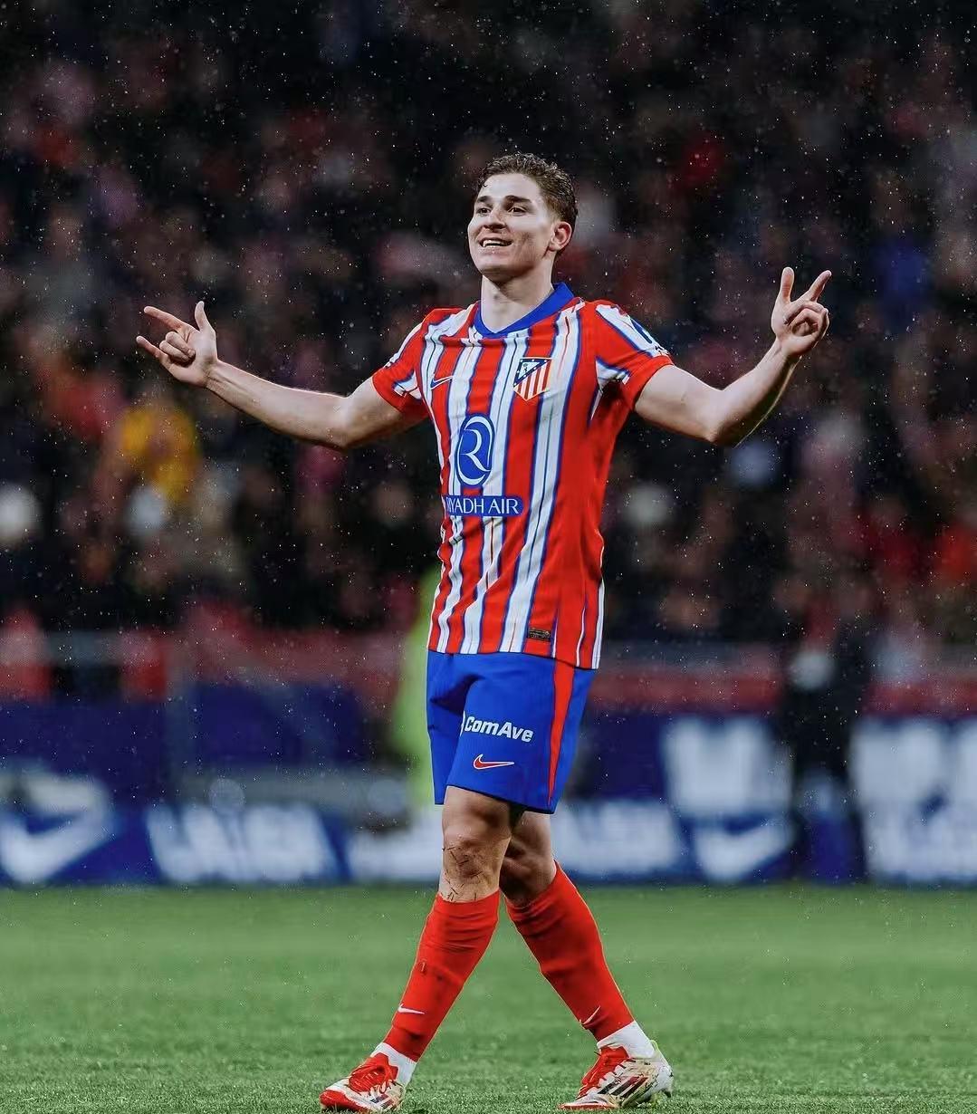 TA：范德芬的速度和力量令人难以置信；西蒙斯表现堪称完美（TA评：范德芬速度与力量惊人，西蒙斯发挥无可挑剔）