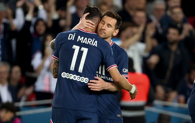 欧冠：巴黎客场2-1逆转曼联（欧冠赛场，巴黎客场2比1翻盘曼联）