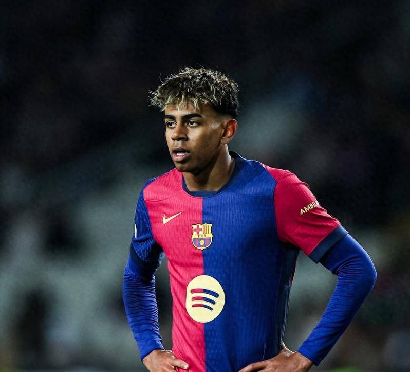 镜报：曼联100英镑开放球迷参观卡灵顿新基地，可进入更衣室（镜报：曼联开放卡灵顿新基地参观，票价100英镑，球迷可进更衣室）