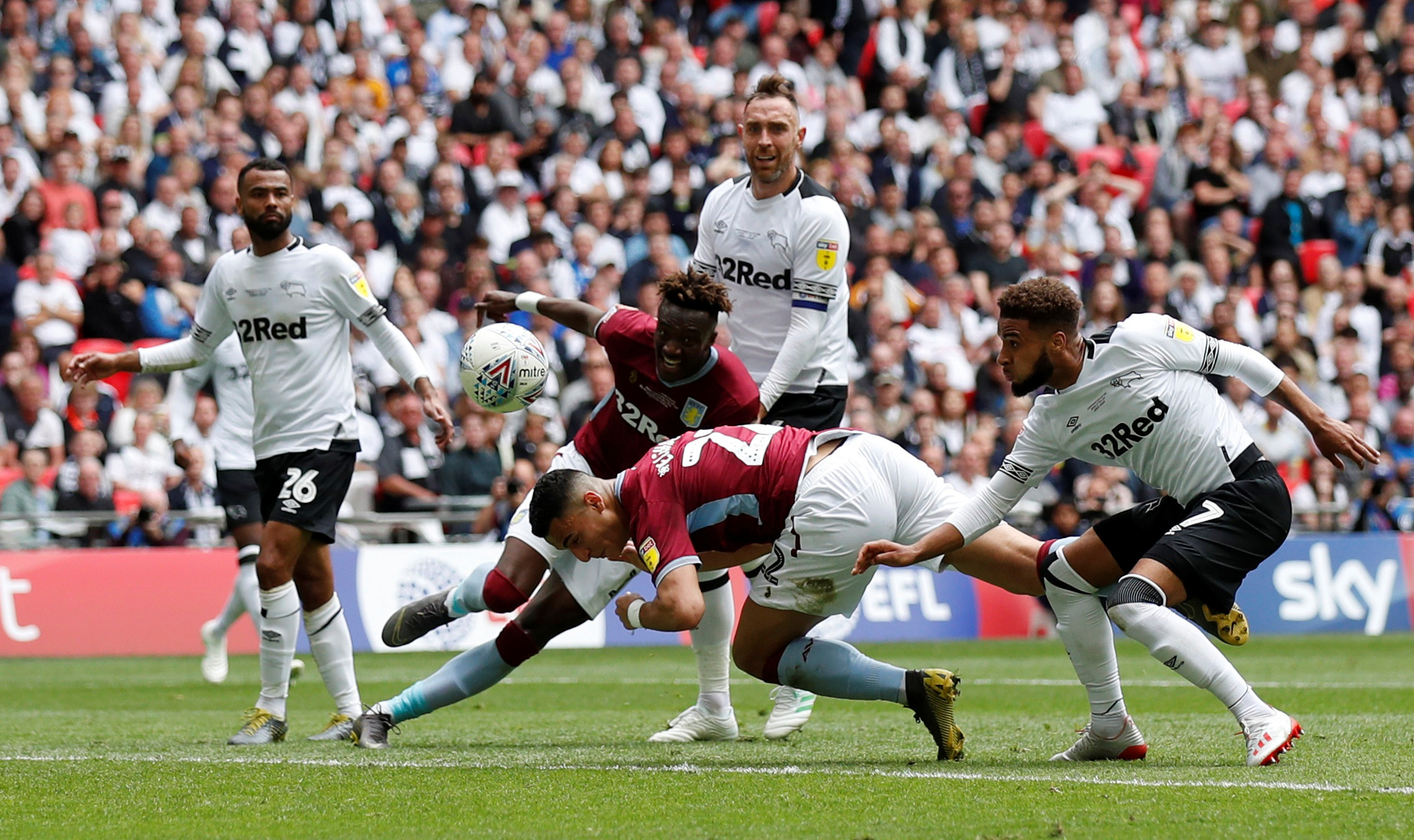 法兰克福主帅：球队上次客战巴萨是次伟大的经历，但已成历史（法兰克福主帅：上次客战巴萨难忘，如今已成历史）