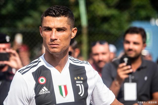 赵丽娜：走了70所学校，女孩踢球屈指可数；想让女孩踢球普及（赵丽娜：走访70校发现踢球女孩凤毛麟角，盼女足参与更普及）